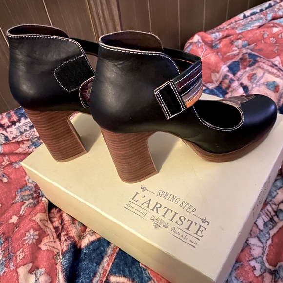 Never been worn.. I purchased them for a costume party that I didn’t attend.. - Picture 3 of 6